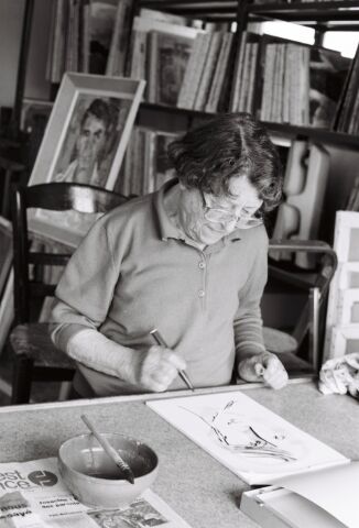 Yvonne Guégan, 1997. L'artiste Yvonne Guégan dans son atelier rue Géo Lefèvre à Caen.